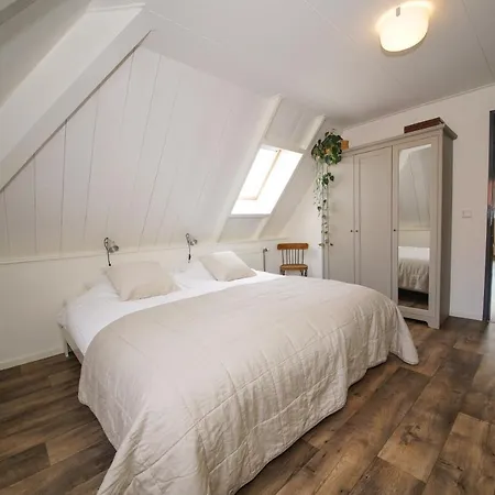 Gastenverblijf Eenigenburg アパート *